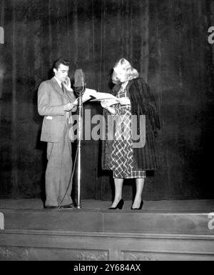 Viele führende Filmschauspieler und Schauspielerinnen nahmen heute an den Proben Teil, die im His Majesty's Theatre in Haymarket, London, für das bevorstehende British Film Festival stattfanden. Das Foto zeigt Peggy Evans und Dirk Bogarde, die heute auf der Bühne des Theaters zu sehen sind und ihre Szene aus der Blauen Lampe für das Festival einstudieren. Februar 1951 Stockfoto