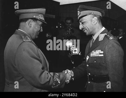 Belgrad, Jugoslawien: Präsident Begrüßt König. Präsident Tito (links) ist mit dem afghanischen König Mohamed Zahir Shah im Batajnica Aiport in der Nähe von Belgrad am 31. Oktober zu einem Staatsbesuch in Jugoslawien auf Einladung des Präsidenten zu sehen. November 1960. Stockfoto