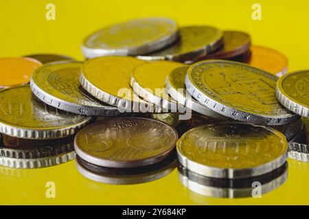 Viele Euro-Münzen unsortiert auf neutralem Hintergrund mit freiem Textfeld Stockfoto