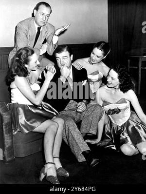 Bud Abbott und Lou Costello sind in London, um in Kürze im Palladium zu erscheinen. Gestern Abend gingen sie zum Prince of Wales Theater und lernten einige der Besetzungen von Touch and Go kennen. Fotoshows: Viel zu Bud Abbotts Ärger bekommt Lou die ganze Aufmerksamkeit von Girls of the Touch and Go Show, aber ihre charmante Gesellschaft scheint ihn in Verlegenheit zu bringen. Juli 1950 Stockfoto