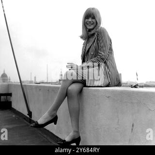 London: Auf dem Dach in London ist heute die Popsängerin Marianne Faithfull zu sehen, deren neuestes Album This Little Bird unter den Top 20 steht. Marianne ist Teilnehmerin des ersten British Song Festivals, das am 24., 25. Und 26. Mai in Brighton stattfindet. Mai 1965 Stockfoto