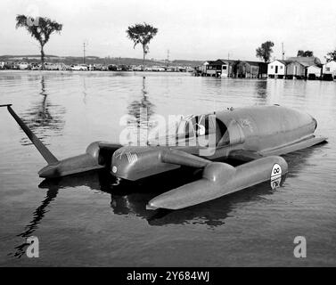 Canandaigua Lake, New York: Donald Campbell, kaum sichtbar im Cockpit von Bluebird, seinem Jet-Hydroflugzeug, dem schnellsten Boot der Welt. Er bereitete sich auf einen Angriff vor, auf seinen eigenen Rekord von 225,63 km/h. Der Balken, der aus dem rechten Schwimmer des Bluebird hervorragt, ist Campbells Fluggeschwindigkeitsanzeige. August 1957 Stockfoto