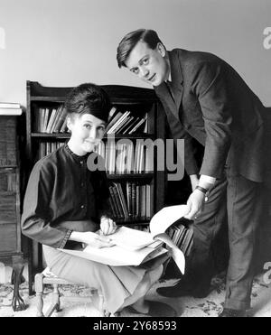 Kenneth Clarke und die Verlobte Gillian Edwards haben sich hier gezeigt, nachdem sie ihre Verlobung zu Hause angekündigt hatten. August 1964 Stockfoto