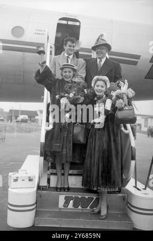 Die Sterne kommen am 10. Dezember in London zur „Midnight Matinee“ im London Coliseum an. (Von links nach rechts) Tony Curtis und Jimmy McHugh Janet Leigh (Ehefrau von Tony Curtis) und Rhonda Fleming London Airport 5. Dezember 1951 Stockfoto