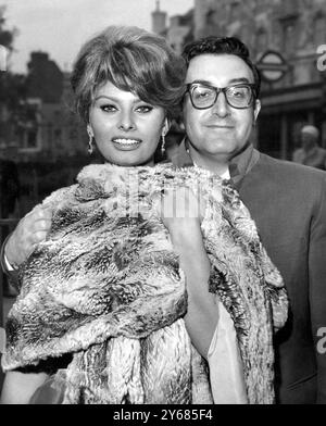 Sophia Loren wirft einen Blick auf London mit Co-Star Peter Sellers - die 25-jährige italienische Schauspielerin Sophia Loren ist mit dem britischen Schauspieler Peter Sellers im Londoner West End zu sehen. Die Schauspielerin war früher am Tag in London angekommen, um gemeinsam mit Mr. Sellers in The Millionairess zu spielen, einem Film, der auf dem Stück George Bernard Shaw basiert, das am Montag (23. Mai) in den MGM Studios in Elstree produziert wird. Mai 1960 Stockfoto