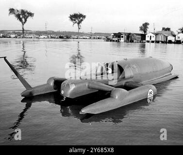 Canandaigua Lake, New York: Donald Campbell, kaum sichtbar im Cockpit von Bluebird, seinem Jet-Hydroflugzeug, dem schnellsten Boot der Welt. Er bereitete sich auf einen Angriff vor, auf seinen eigenen Rekord von 225,63 km/h. Der Balken, der aus dem rechten Schwimmer des Bluebird hervorragt, ist Campbells Fluggeschwindigkeitsanzeige. August 1957 Stockfoto