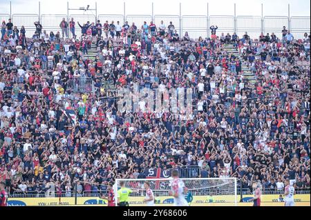 Cagliari, Italien. September 2024. Curva Nord Unterstützer von Cagliari Calcio während des italienischen Fußballpokals zwischen Cagliari Calcio und Cremonese im Unipol Domus in Cagliari, Sardinien - Dienstag, 24. September 2024. Sport - Fußball (Foto: Gianluca Zuddas/Lapresse) Credit: LaPresse/Alamy Live News Stockfoto