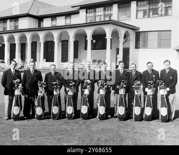 Mitglieder des britischen Ryder Cup Teams im Pinehurst Country Club, wo Spiele mit der amerikanischen Mannschaft ausgetragen wurden. Von links nach rechts vor dem Clubhaus sind Max Faulkner, Harry Weetman, Jack Hargreaves, Arthur C Lacey (Kapitän), James Adams, Dai Rees, Ken Bousfield, Charles Ward, Art Lees und John Panton. Fred Daly, das andere Mitglied des Teams, wird auf dem Bild vermisst, weil er mit einer Erkältung ins Bett gesperrt wurde. 30. Oktober 1951. Stockfoto