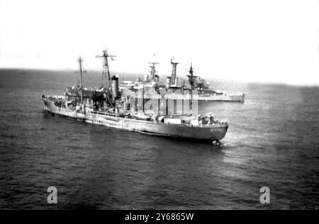 Ein Blick aus der Luft des US Navy Research Ship USS Liberty am 8. Juni nach dem irrtümlichen Angriff israelischer Torpedoboote. Zehn Amerikaner wurden bei dem Angriff getötet und weitere 75 Verletzte. Liberty wurde von mindestens einem Torpedo im Mittelmeer getroffen. Eine offizielle Entschuldigung wurde in Washington von Tel Aviv empfangen, die Opfer des Angriffs wurden am 11. Juni 1967 mit einem Hubschrauber in die Vereinigten Staaten gebracht Stockfoto