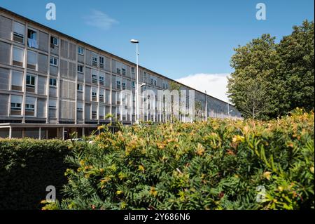 Die Gebäude des ehemaligen Drancy-Lagers. Die cité de la Muette wurde von 1941 bis 1944 als Internierungslager genutzt. Das Shoah-Denkmal in Drancy wurde am 21. September 2012 vom französischen Präsidenten Francois Hollande eingeweiht. Das Denkmal steht gegenüber der Cite de la Muette und ist eine Zweigstelle des Shoah-Denkmals in Paris. Frankreich, Paris, 12. September 2024. La Muette’s The Cite, entworfen in den 1930er Jahren, um preiswerte Wohnungen für Familien aus Drancy zu bieten, diente der unvollendete Gebäudekomplex als Internierungslager und später als Konzentrationslager für Juden. Fast 63.000 wurden aus Drancy deportiert. Stockfoto