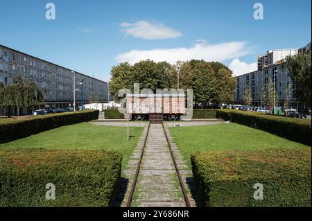 Der SNCF-Gedenkwagen, der 1980 installiert wurde. Das Shoah-Denkmal in Drancy wurde am 21. September 2012 vom französischen Präsidenten Francois Hollande eingeweiht. Das Denkmal steht gegenüber der Cite de la Muette und ist eine Zweigstelle des Shoah-Denkmals in Paris. Frankreich, Paris, 12. September 2024. La Muette’s The Cite, entworfen in den 1930er Jahren, um preiswerte Wohnungen für Familien aus Drancy zu bieten, diente der unvollendete Gebäudekomplex als Internierungslager und später als Konzentrationslager für Juden. Fast 63.000 wurden aus Drancy in die Vernichtungslager deportiert. Frankreich, Drancy, 12. September 2024. Stockfoto