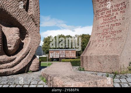 Denkmal von Shelomo Selinger zum Gedenken an die im Lager Drancy inhaftierten Juden. Das Shoah-Denkmal in Drancy wurde am 21. September 2012 vom französischen Präsidenten Francois Hollande eingeweiht. Das Denkmal steht gegenüber der Cite de la Muette und ist eine Zweigstelle des Shoah-Denkmals in Paris. Frankreich, Paris, 12. September 2024. La Muette’s The Cite, entworfen in den 1930er Jahren, um preiswerte Wohnungen für Familien aus Drancy zu bieten, diente der unvollendete Gebäudekomplex als Internierungslager und später als Konzentrationslager für Juden. Fast 63.000 wurden aus Drancy in die Vernichtungslager deportiert. Stockfoto