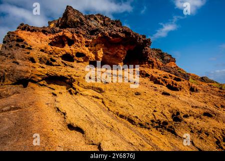 Felsformationen, die durch alte Lavaströme in Madeira Portugal entstanden sind Stockfoto