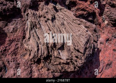 Felsformationen, die durch alte Lavaströme in Madeira Portugal entstanden sind Stockfoto