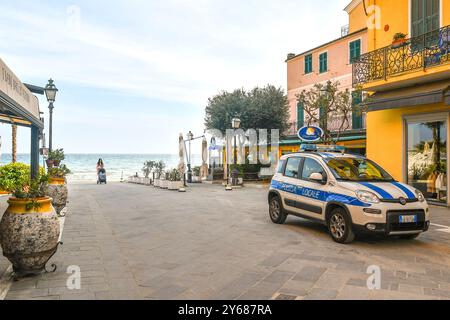 Ein Fiat Panda 4x4 Auto der örtlichen Polizei parkte an einem Frühlingstag in der Via Torino Straße mit dem Meer im Hintergrund, Alassio (Savona), Ligurien, Italien Stockfoto