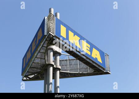 Kiel, Deutschland - 4. Juni 2016: IKEA-Schild an einem Stab. IKEA ist eine multinationale Unternehmensgruppe, die fertige Möbel entwirft und verkauft Stockfoto