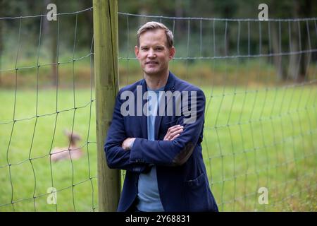 Bonn, Deutschland. September 2024. Bonner Virologe Hendrik Streeck auf einem Spaziergang durch den Kottenforst. Der Wissenschaftler hat ein Buch über die Corona-Krise geschrieben. Quelle: Thomas Banneyer/dpa/Alamy Live News Stockfoto