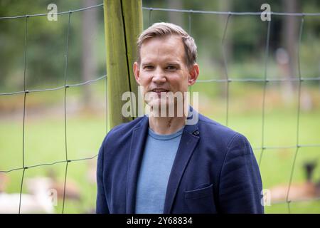 Bonn, Deutschland. September 2024. Bonner Virologe Hendrik Streeck auf einem Spaziergang durch den Kottenforst. Der Wissenschaftler hat ein Buch über die Corona-Krise geschrieben. Quelle: Thomas Banneyer/dpa/Alamy Live News Stockfoto