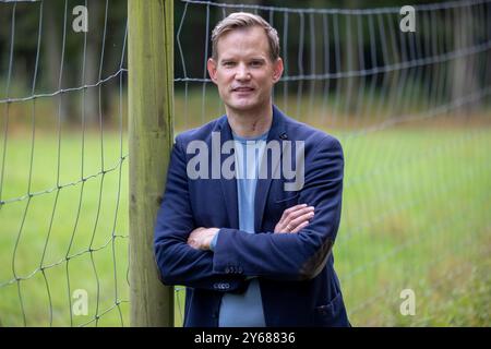 Bonn, Deutschland. September 2024. Bonner Virologe Hendrik Streeck auf einem Spaziergang durch den Kottenforst. Der Wissenschaftler hat ein Buch über die Corona-Krise geschrieben. Quelle: Thomas Banneyer/dpa/Alamy Live News Stockfoto