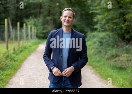 Bonn, Deutschland. September 2024. Bonner Virologe Hendrik Streeck auf einem Spaziergang durch den Kottenforst. Der Wissenschaftler hat ein Buch über die Corona-Krise geschrieben. Quelle: Thomas Banneyer/dpa/Alamy Live News Stockfoto