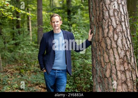 Bonn, Deutschland. September 2024. Bonner Virologe Hendrik Streeck auf einem Spaziergang durch den Kottenforst. Der Wissenschaftler hat ein Buch über die Corona-Krise geschrieben. Quelle: Thomas Banneyer/dpa/Alamy Live News Stockfoto