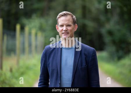 Bonn, Deutschland. September 2024. Bonner Virologe Hendrik Streeck auf einem Spaziergang durch den Kottenforst. Der Wissenschaftler hat ein Buch über die Coronavirus-Krise geschrieben. Quelle: Thomas Banneyer/dpa/Alamy Live News Stockfoto