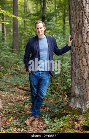 Bonn, Deutschland. September 2024. Bonner Virologe Hendrik Streeck auf einem Spaziergang durch den Kottenforst. Der Wissenschaftler hat ein Buch über die Corona-Krise geschrieben. Quelle: Thomas Banneyer/dpa/Alamy Live News Stockfoto