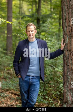 Bonn, Deutschland. September 2024. Bonner Virologe Hendrik Streeck auf einem Spaziergang durch den Kottenforst. Der Wissenschaftler hat ein Buch über die Corona-Krise geschrieben. Quelle: Thomas Banneyer/dpa/Alamy Live News Stockfoto