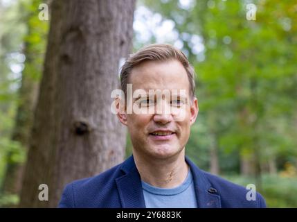 Bonn, Deutschland. September 2024. Bonner Virologe Hendrik Streeck auf einem Spaziergang durch den Kottenforst. Der Wissenschaftler hat ein Buch über die Corona-Krise geschrieben. Quelle: Thomas Banneyer/dpa/Alamy Live News Stockfoto