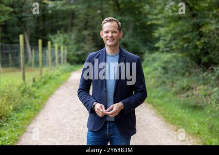 Bonn, Deutschland. September 2024. Bonner Virologe Hendrik Streeck auf einem Spaziergang durch den Kottenforst. Der Wissenschaftler hat ein Buch über die Corona-Krise geschrieben. Quelle: Thomas Banneyer/dpa/Alamy Live News Stockfoto