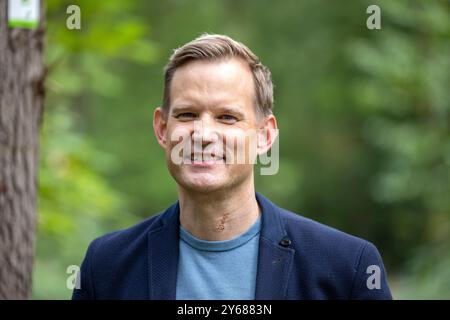 Bonn, Deutschland. September 2024. Bonner Virologe Hendrik Streeck auf einem Spaziergang durch den Kottenforst. Der Wissenschaftler hat ein Buch über die Corona-Krise geschrieben. Quelle: Thomas Banneyer/dpa/Alamy Live News Stockfoto