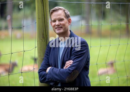 Bonn, Deutschland. September 2024. Bonner Virologe Hendrik Streeck auf einem Spaziergang durch den Kottenforst. Der Wissenschaftler hat ein Buch über die Corona-Krise geschrieben. Quelle: Thomas Banneyer/dpa/Alamy Live News Stockfoto