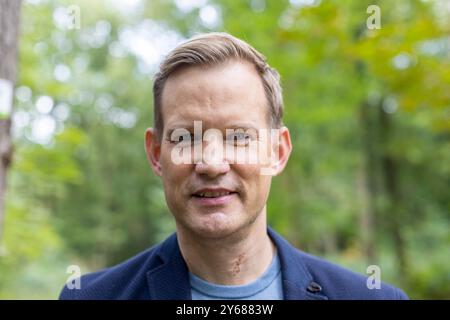 Bonn, Deutschland. September 2024. Bonner Virologe Hendrik Streeck auf einem Spaziergang durch den Kottenforst. Der Wissenschaftler hat ein Buch über die Corona-Krise geschrieben. Quelle: Thomas Banneyer/dpa/Alamy Live News Stockfoto