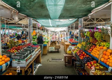 Obst und Gemüse wie Orangen, Äpfel, Bananen, Gurken an den Ständen des Maykop Bauernmarktes in der Adygea Republik Russland. Stockfoto