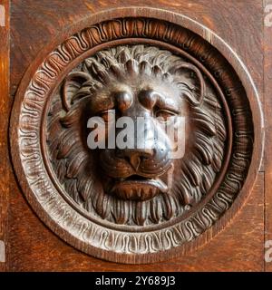 Geschnitzter hölzerner Löwenkopf-Rundlauf an der Eingangstür des British Museum, London. September 2024 Stockfoto