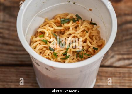 Chicken Pad Thai Cup Nudeln, koreanische Spezialität, gekocht und verzehrfertig Stockfoto