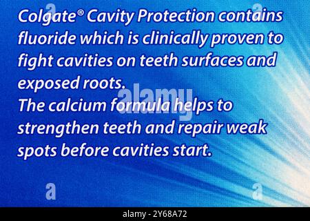 Informationen zur Box mit neuem Look Colgate Cavity Protection Zahnpasta Fluorid Zahnpasta Stockfoto