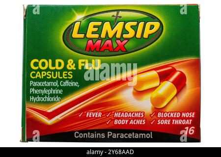 Packung Lemsip Max Kälte & Grippe Kapseln isoliert auf weißem Hintergrund - für Fieber, Kopfschmerzen, verstopfte Nase, Körperschmerzen, Halsschmerzen Stockfoto