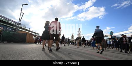 München, Deutschland. September 2024. Wiesn-Gäste gehen über die Theresienwiese. Das 189. Oktoberfest findet vom 21. September bis 6. Oktober 2024 auf der Münchner Theresienwiese statt. Quelle: Felix Hörhager/dpa/Alamy Live News Stockfoto