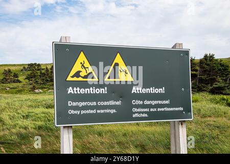 Gefährliches Küstenschild am Cape Spear Lighthouse National Historic Site in St. John's, Neufundland & Labrador, Kanada Stockfoto