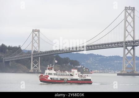 San Francisco, KALIFORNIEN - 20. Dezember 2023: Red and White Fleet ROYAL PRINCE nimmt Passagiere auf die Bucht. Vorbei an der Bay Bridge. Stockfoto