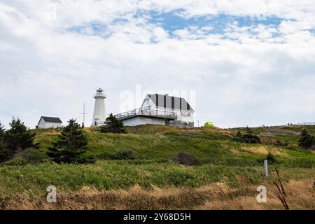 Café und moderner Leuchtturm am Cape Spear Lighthouse National Historic Site in St. John's, Neufundland & Labrador, Kanada Stockfoto