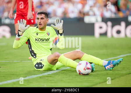 Valencia, Spanien. September 2024. VALENCIA, SPANIEN – 24. SEPTEMBER: Sergio Herrera, Torhüter von CA Osasuna, reagiert am 24. September 2024 im Mestalla-Stadion in Villarreal, Spanien, während des La liga EA Sports Matches zwischen Valencia CF und CA Osasuna. (Foto von Jose Torres/Photo Players Images/Magara Press) Credit: Magara Press SL/Alamy Live News Stockfoto