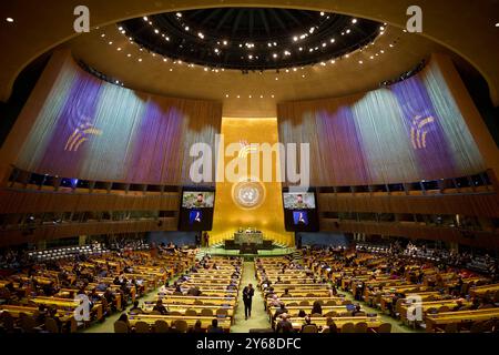 New York City, Usa. September 2024. Der ukrainische Präsident Wolodymyr Zelenskyj spricht auf der Plenartagung des Gipfels der Zukunft am 23. September 2024 in New York City, New York. Kredit: Ukrainischer Ratsvorsitz/Pressestelle Des Ukrainischen Präsidenten/Alamy Live News Stockfoto
