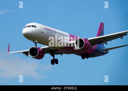 Das Billigflugzeug Wizz Air Airbus A320 betreibt Wizz Air Airline bei der Landung in Prag, Tschechien Stockfoto