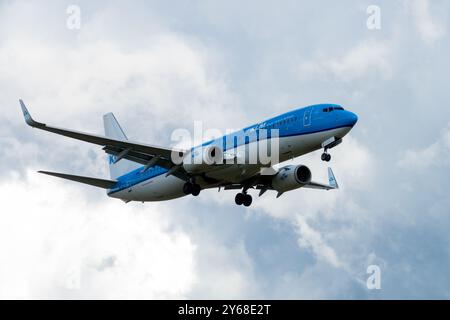 Boeing 737 Landeanflug Annäherung an Flying Flight Approach KLM Royal Dutch Airlines Airways Airways Airline betrieben kommerziell Stockfoto