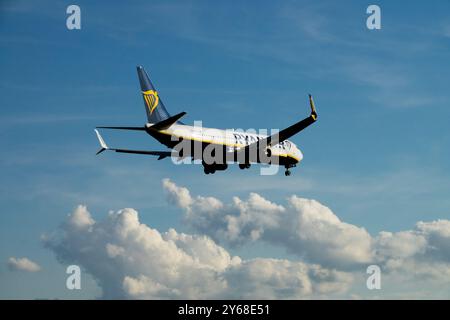 Sky Ryanair Boeing 737 Flugzeug Flugzeug Flugzeug Flugzeug Flugzeug Jetliner Passagier Jet Flugzeug Landung Annäherungsflug Flugflug Annäherungsflug Flugflug Annäherungsflug Stockfoto