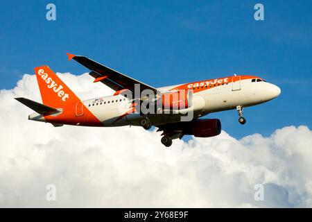 Passagierflugzeug Airbus A319 Jetliner, betrieben von EasyJet Aircraft im Anflug Tschechische Republik Prag Stockfoto