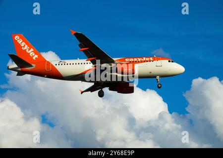 Die von Billigfluggesellschaften betriebene EasyJet nähert sich Prag an Stockfoto