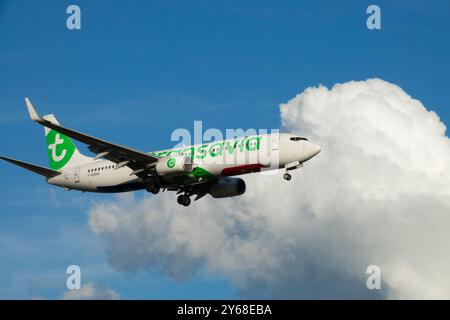 Kommerzielles Passagierflugzeug im Flug gegen einen blauen Himmel mit Wolken Transavia Airlines Flugzeug Boeing 737 landet Stockfoto